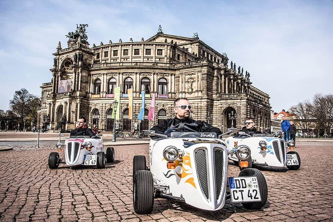 Mini Hot Rod Stadtrundfahrt mit Fotostopp vor der Semperoper in Dresden Altstadt